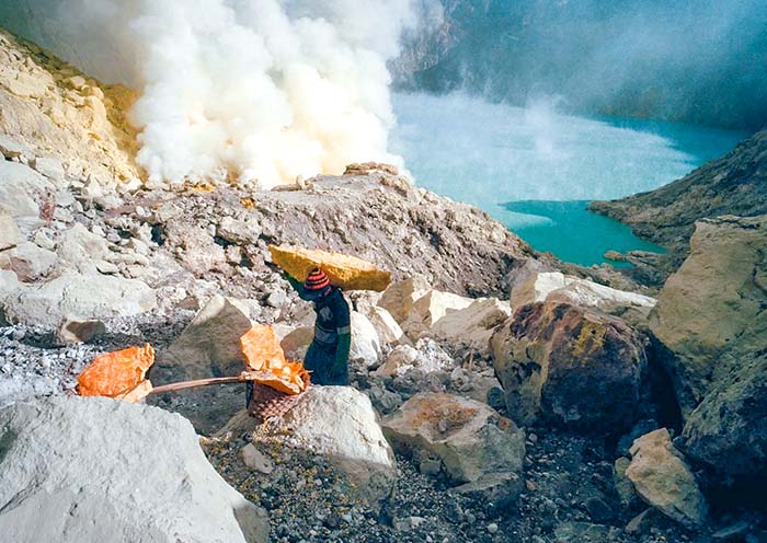伊真火山硫磺礦工