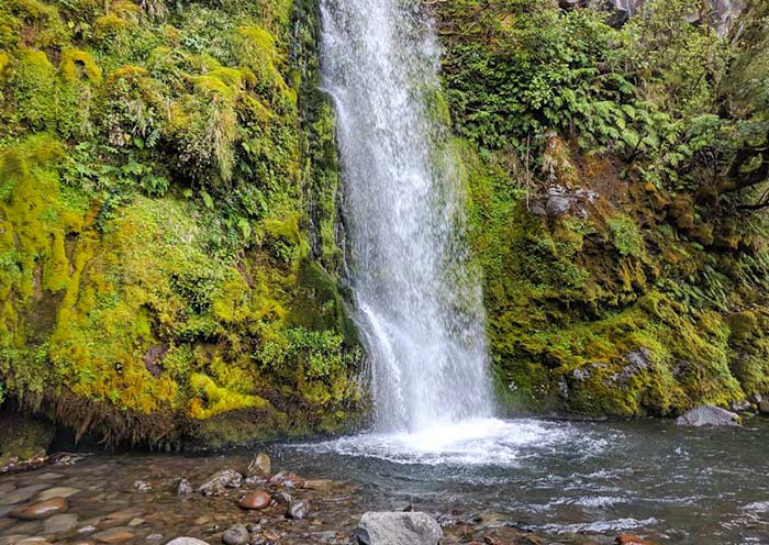 塔拉纳基⼭-道森瀑布