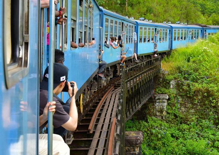 乘观光火车前往埃勒