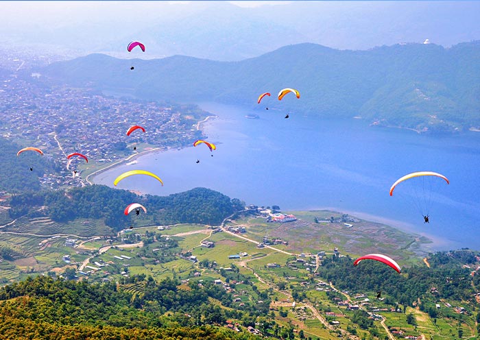 在博卡拉乘坐滑翔傘定格湖光山色