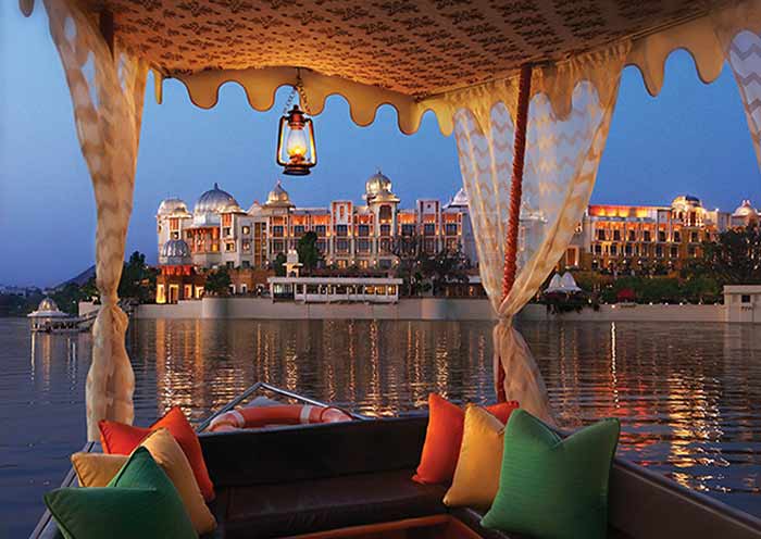 烏代浦爾城市宮殿湖景遊船視角
