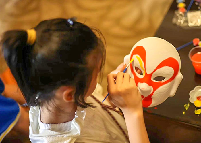 北京胡同京剧脸谱绘画体验