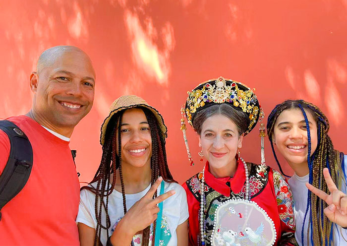 奥德赛旅行北京之旅开心合影的游客