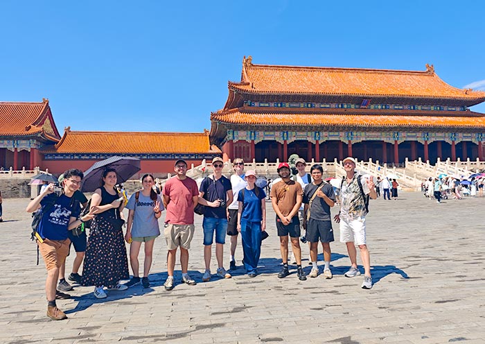 奥德赛旅行北京之旅开心合影的游客