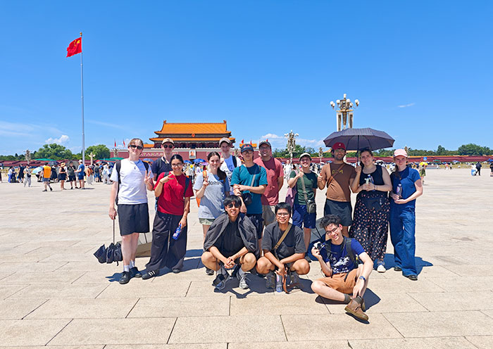 奥德赛旅行北京之旅开心合影的游客