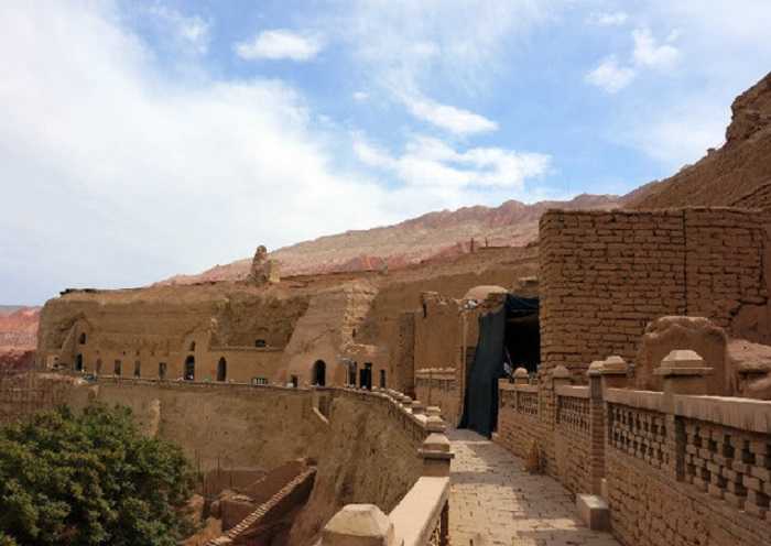 Bezeklik Thousand Buddha Caves es un complejo de grutas de cuevas budistas que datan del siglo V al XIV.
