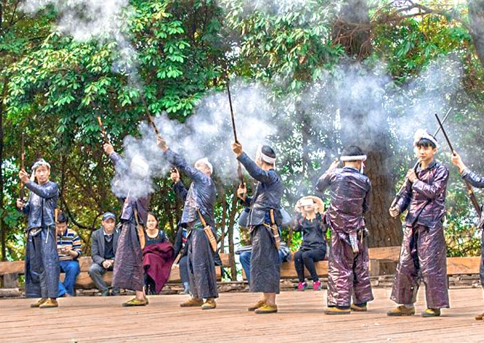 贵州岜沙苗寨鸣枪礼