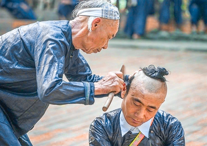 岜沙苗寨镰刀剃头