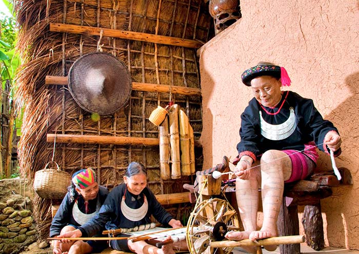 槟榔谷黎苗文化旅游区织锦的阿婆