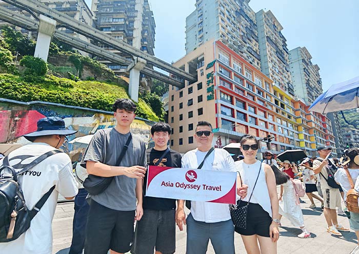 奥德赛旅行在李子坝合影游客