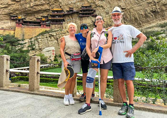 奥德赛旅行在悬空寺留影游客
