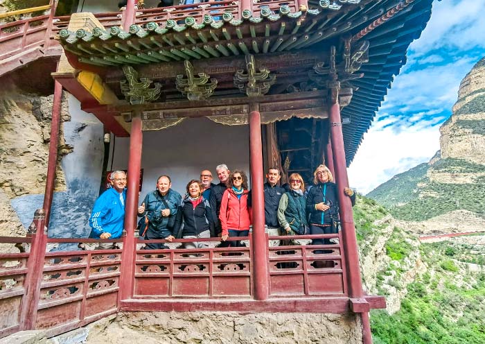 奥德赛旅行在悬空寺留影游客