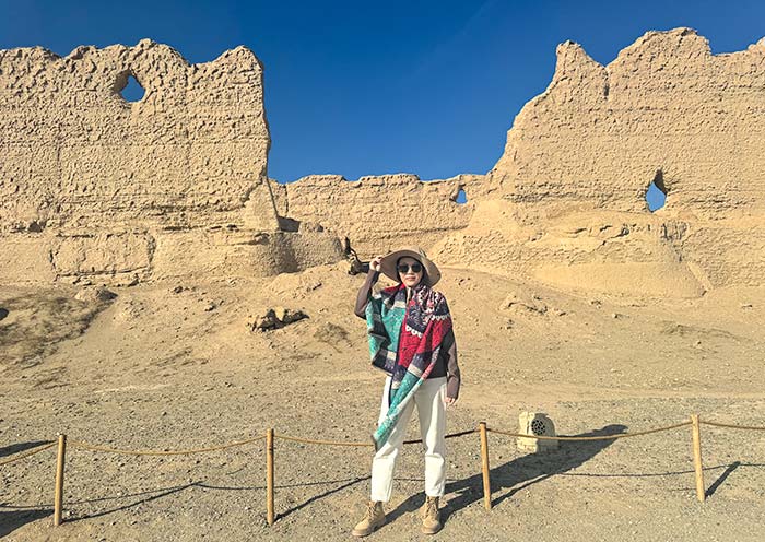 在玉门关开心留影的我社游客