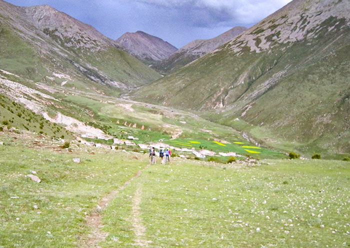 位于峡谷间的黑布村