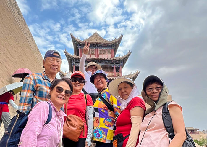 在嘉峪关开心留影的我社游客