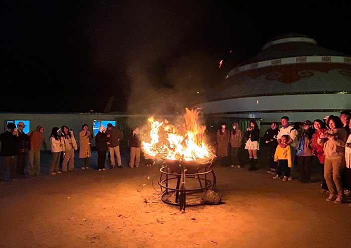 辉腾锡勒草原篝火晚会