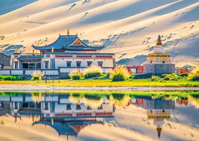 巴丹吉林沙漠藏传佛教古寺