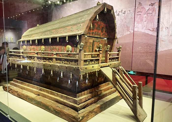 内蒙古博物院彩绘木棺（辽代）