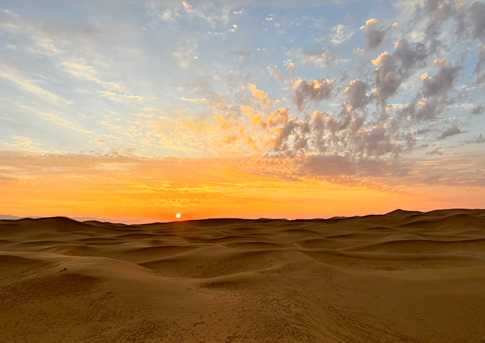 库布齐沙漠夜鸣沙绝美日落