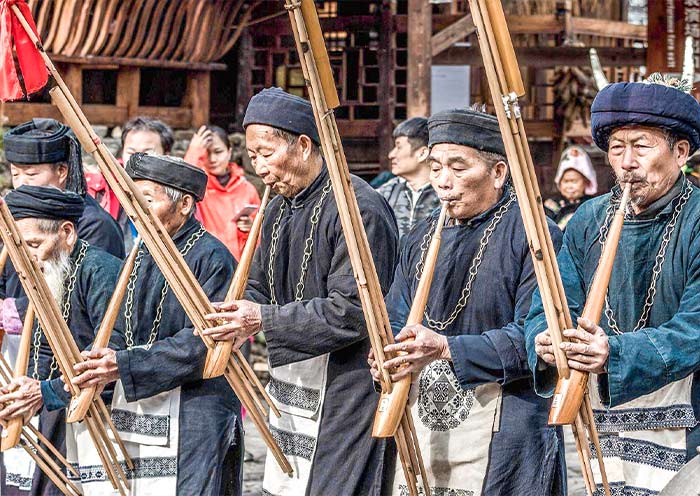 郎德苗寨吹芦笙的当地人