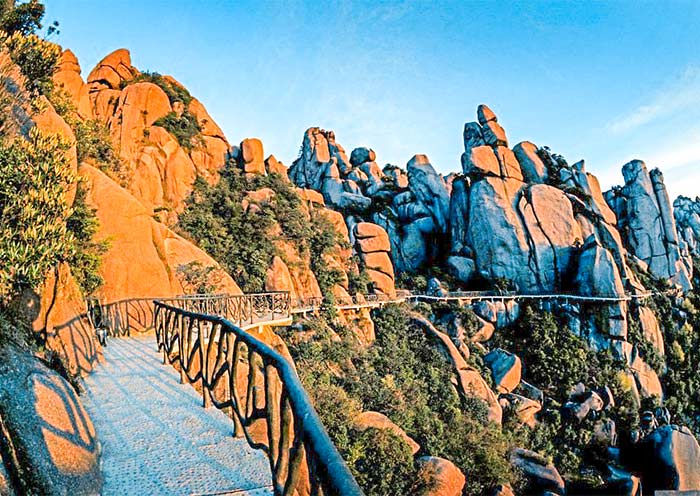 灵山惊险的悬崖栈道