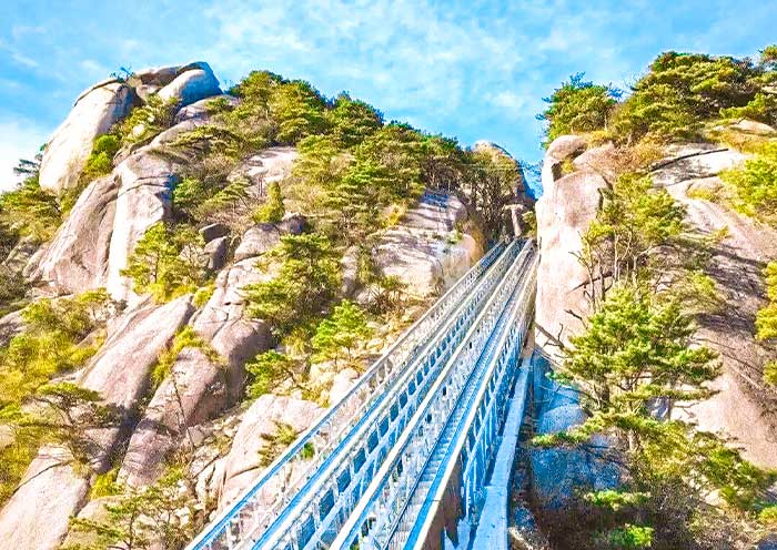 灵山刺激的高空悬崖扶梯