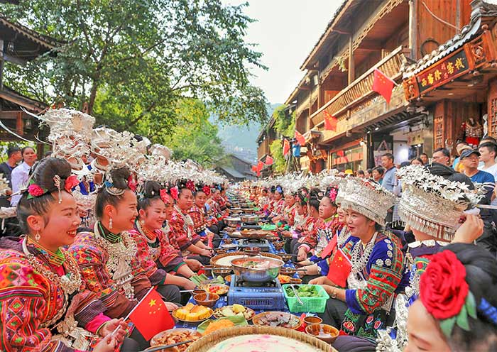 西江千户苗寨长桌宴