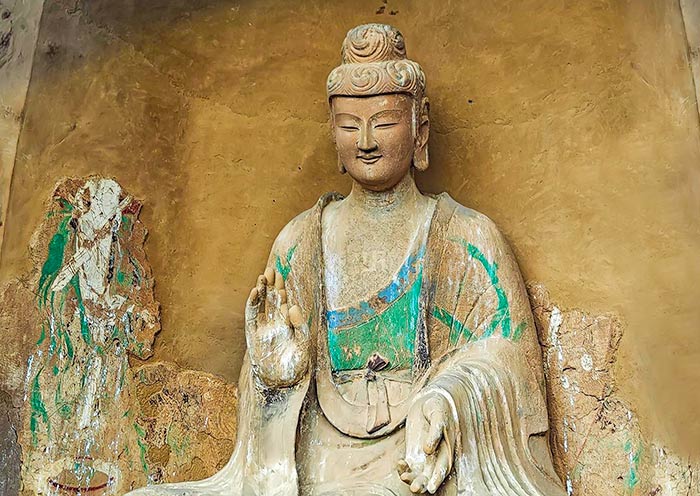 麦积山石窟传神佛像