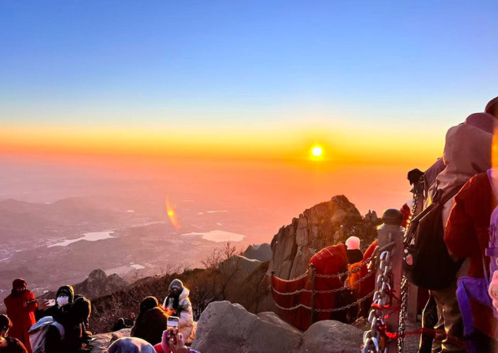 泰山绝美日出蜿蜒的八达岭长城