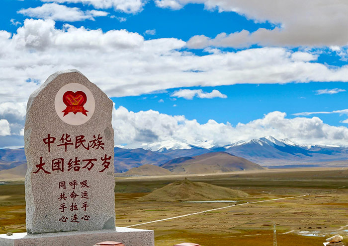 從珠穆朗瑪關帝廟遠眺喜馬拉雅山脈