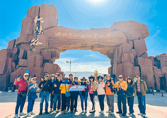 在平山湖大峡谷开心留影的我社游客