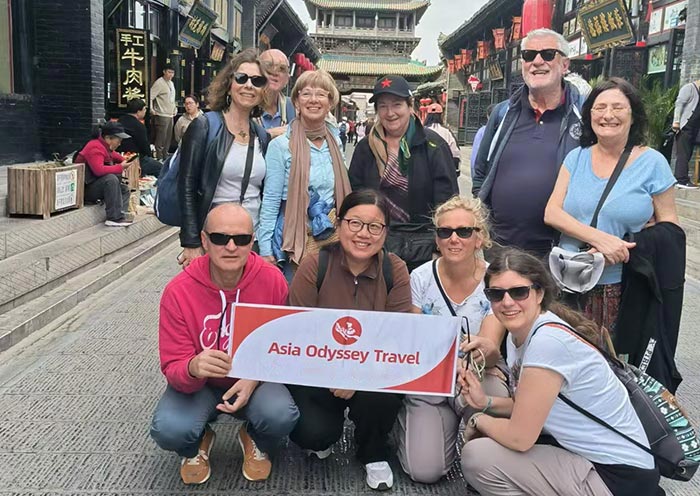奥德赛旅行在平遥古城合影游客