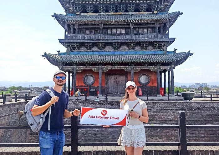 奥德赛旅行在平遥古城南门合影游客
