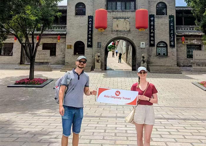 奥德赛旅行在王家大院合影游客