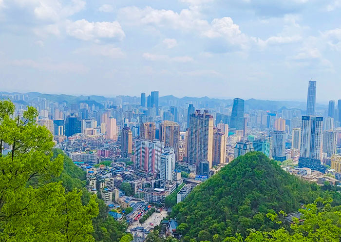 黔灵山公园俯瞰下的贵阳城市风光