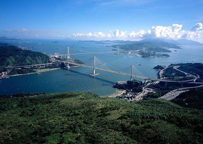 Day 1 After a leisurely stop at Repulse Bay, we will visit the historic Stanley Market. Here you can bargain for local handicrafts, paintings and other various souvenirs, or just order a cup of coffee or have a beer at a seaside café or pub to spend some quiet time away from the bustle of the market. 