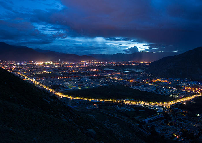 Day1- January 15 of Tibetan calendar is the Butter Lantern Festival. On this day, people go to temples to burn incense to worship Buddhas. As darkness falls, they will put up many stands to display the butter lanterns they made themselves.
