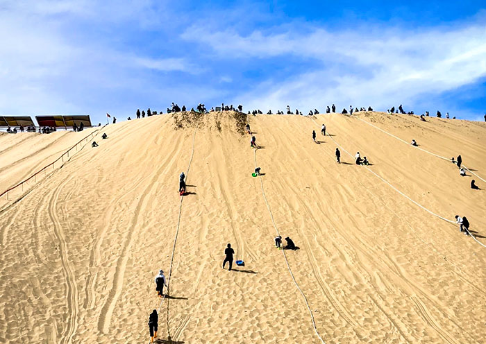 库尔齐沙漠滑沙体验