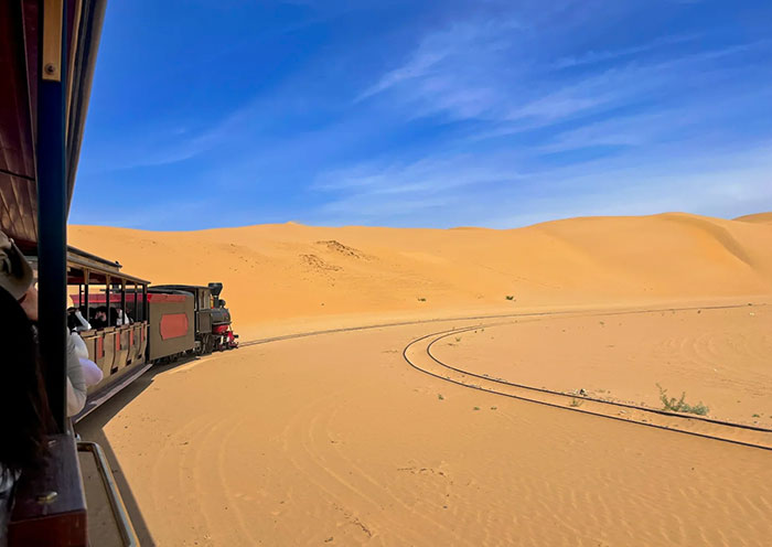 库尔齐沙漠观光小火车体验