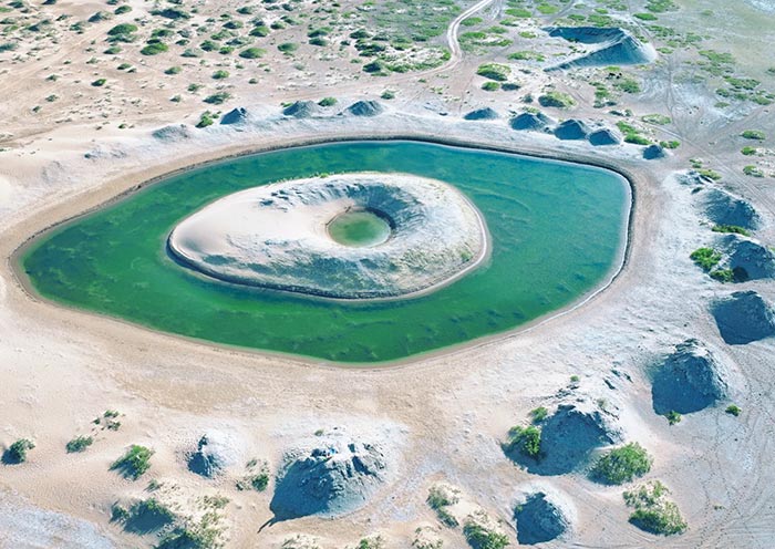 腾格里沙漠五彩湖泊