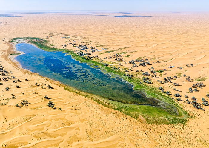 腾格里沙漠五彩湖泊