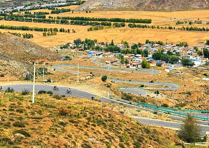 从旺波日山回望来时骑行路