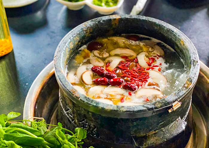 鲁朗石锅鸡