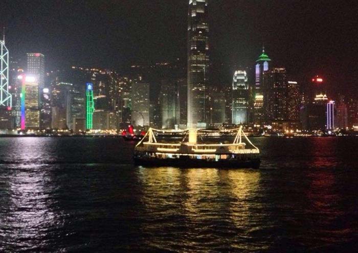 Crucero nocturno por el puerto Victoria