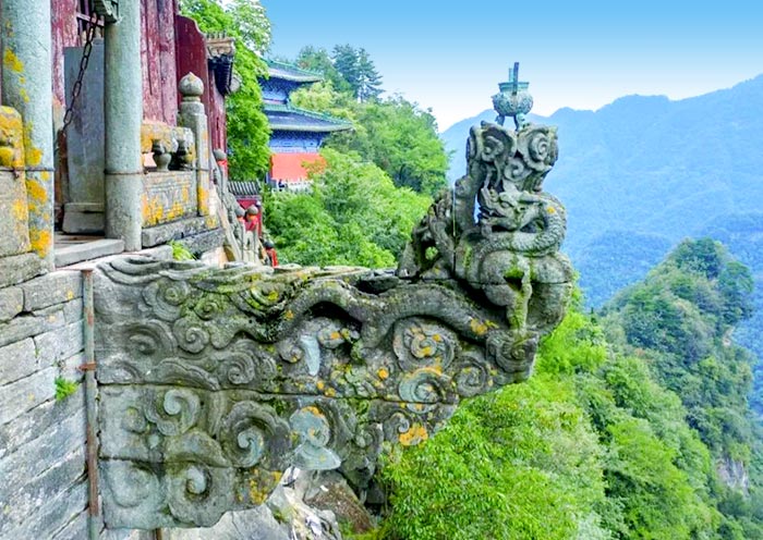 武当山南岩宫龙头香