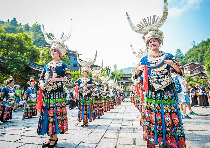 穿着盛装的苗族姑娘