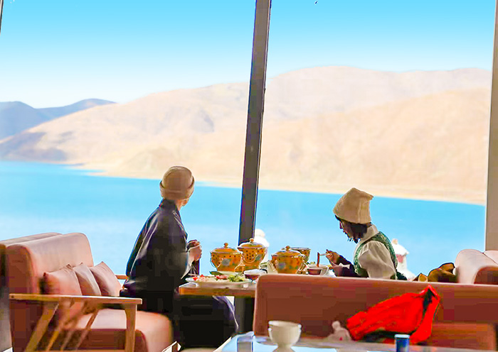 享用羊湖觀景小火鍋