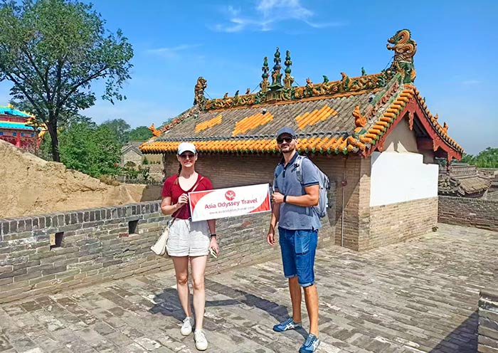 奥德赛旅行在张壁古堡合影游客
