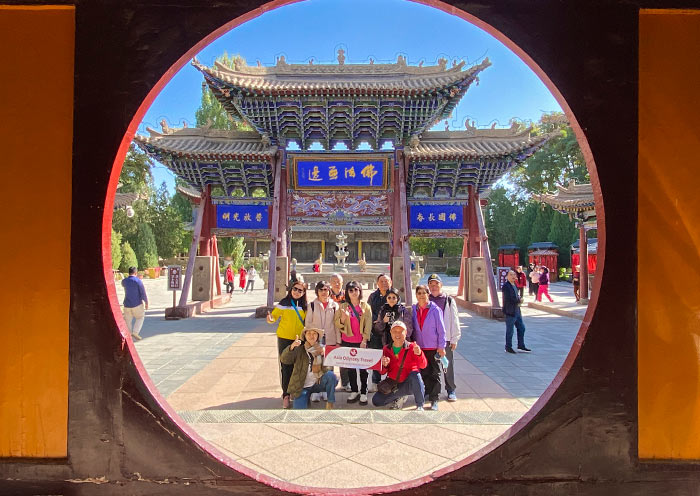 在大佛寺开心留影的我社游客